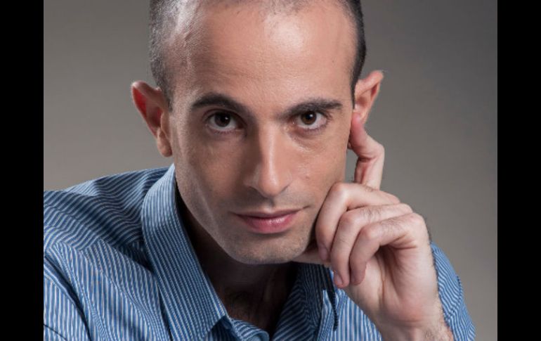 Yuval Noah Harari utiliza la biología, la antropología y otras ciencias para responder el porqué de las sociedades y creencias humanas. YOUTUBE /  YuvalNoahHarari