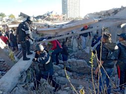 Rescatistas trabajan en la zona del hospital de Cuajimalpa donde una pipa de gas causó una gran explosión. AFP / D. Deolarte