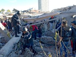 Rescatistas trabajan en la zona de la explosión. AFP / D. Deolarte