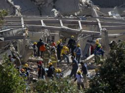 Equipos de rescate siguen llegando a la zona siniestrada del Hospital Materno Infantil de Cuajimalpa. AP / R. Blackwell