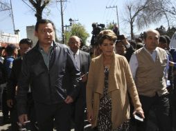 Miguel Ángel Osorio Chong y Mercedes Juan, durante su recorrido en la zona del accidente. NTX / G . Durán