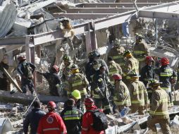 Personal de Protección Civil, policías y bomberos realizan las labores de rescate en el hospital Materno Infantil. EFE / J. Núñez