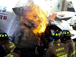 Bomberos permanecen en labores de rescate en la zona de la explosión. SUN / F. Ramírez