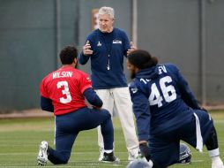 Pete Carroll dirigió el pasado miércoles su primer entrenamiento con los Halcones Marinos de cara al Super Bowl XLIX. AFP / C. Petersen