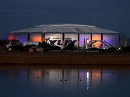 Atardecer en el Estadio de la Universidad de Phoenix, Arizona, lugar donde se desarrollará el Super Bowl el próximo domingo. AP / C. Riedel