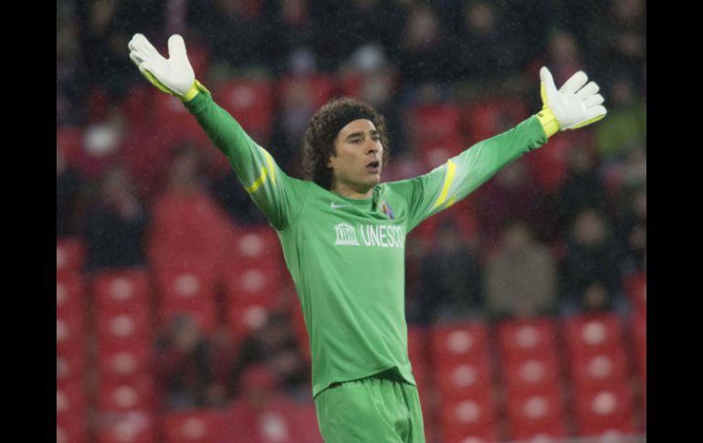 Al quedar eliminado el Málaga, Guillermo Ochoa parece quedarse sin oportunidad de jugar. MEXSPORT / Cordon Press