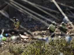 Rescatistas trabajan en los escombros del hospital de Cuajimalpa. AFP / ARCHIVO