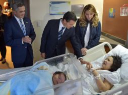 Ayer, Enrique Peña Nieto, su esposa, y Miguel Ángel Mancera visitaron a las víctimas de la explosión. SUN /