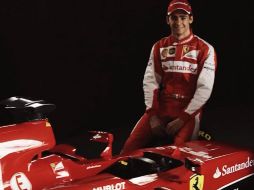 ''Guti'', piloto de reserva en Ferrari, posa sonriente con el monoplaza SF15-T. YOUTUBE / F1 Fanatic