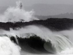 (SANTANDER, ESPAÑA) El temporal que destruyó la embarcación azota la costa española. EFE / E. Cobo