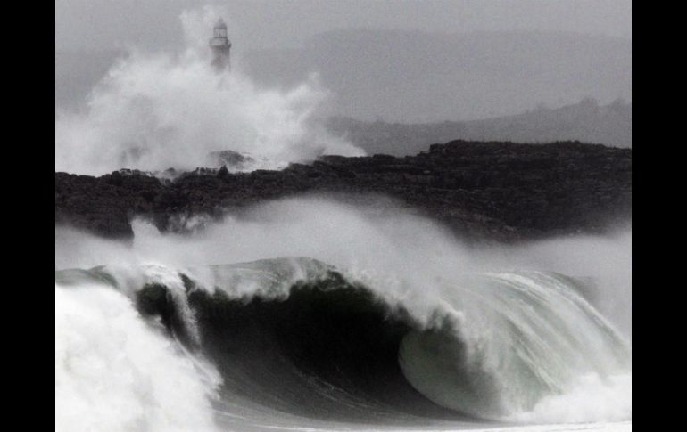 (SANTANDER, ESPAÑA) El temporal que destruyó la embarcación azota la costa española. EFE / E. Cobo