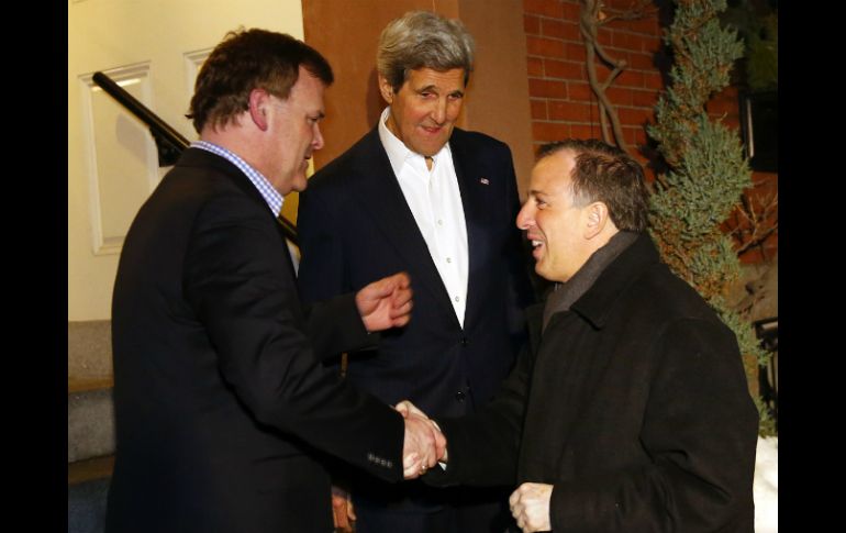 Los cancilleres John Baird (i) y John Kerry (c) dan la bienvenida al titular de la SRE, José Antonio Meade (d) en Boston. AP / W. Townson