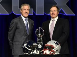 Pete Carroll (izquierda) y Bill Belichick se mostraron sonrientes durante la conferencia de prensa celebrada ayer. EFE / L. Smith