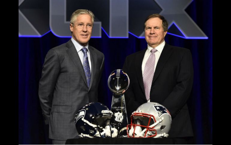 Pete Carroll (izquierda) y Bill Belichick se mostraron sonrientes durante la conferencia de prensa celebrada ayer. EFE / L. Smith