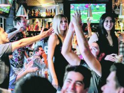 Clientes en un bar de Guadalajara, disfrutando del juego de playoffs de la NFL de hace dos semanas. EL INFORMADOR / F. Atilano