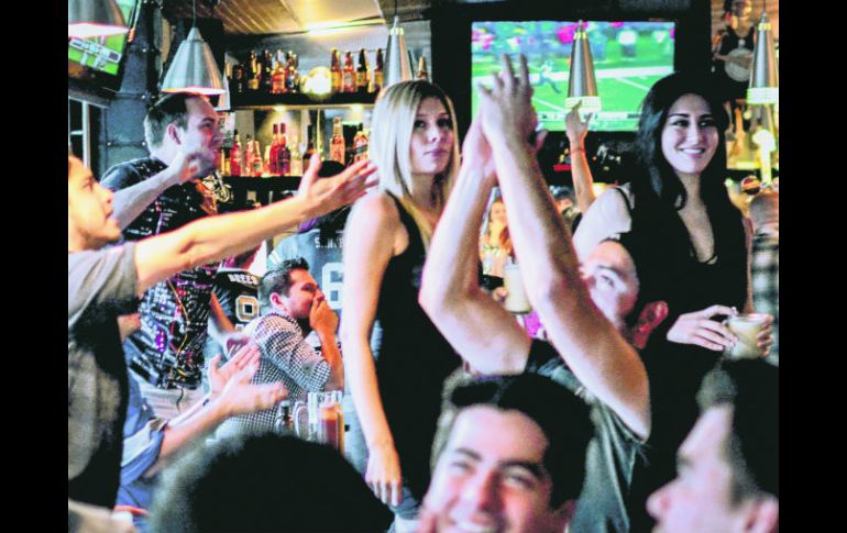 Clientes en un bar de Guadalajara, disfrutando del juego de playoffs de la NFL de hace dos semanas. EL INFORMADOR / F. Atilano