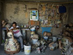 Entre cuatro miembros de la familia Flores producen entre 40 y 60 piñatas semanales. AP / R. Blackwell