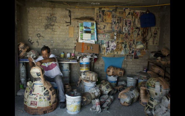 Entre cuatro miembros de la familia Flores producen entre 40 y 60 piñatas semanales. AP / R. Blackwell