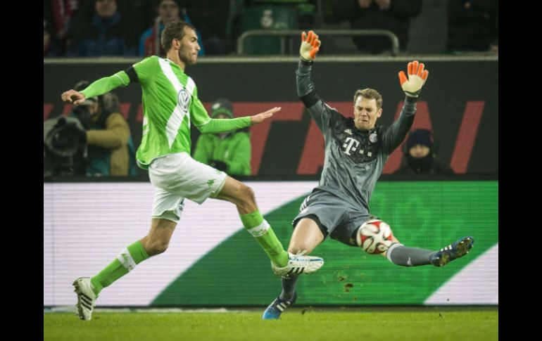 El delantero del Wolfsburgo, Bas Dost, anotó dos goles en la Volkswagen Arena. AFP / O. Andersen