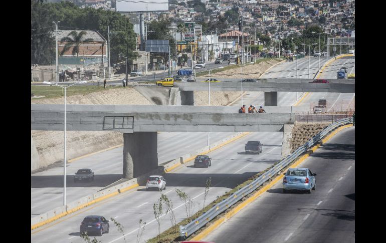 Después de siete meses de retraso, ayer fue abierto a la circulación el Nodo Vial de Prolongación Alcalde y Periférico. EL INFORMADOR / A. Hernández