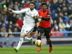 El defensa del Real Madrid Sergio Ramos (i) disputa un balón con el delantero mexicano de la Real Sociedad Carlos Vela (d). EFE / J. Hidalgo