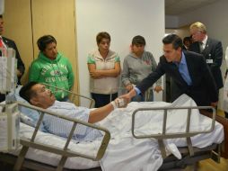 Uno de los afectados por la explosión en el hospital materno infantil de Cuajimalpa recibe la visita del Presidente Peña Nieto. SUN / ARCHIVO