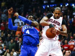 Al Horford (derecha) destacó en la ofensiva de los Hawks con 23 puntos. AP / J. Bazemore