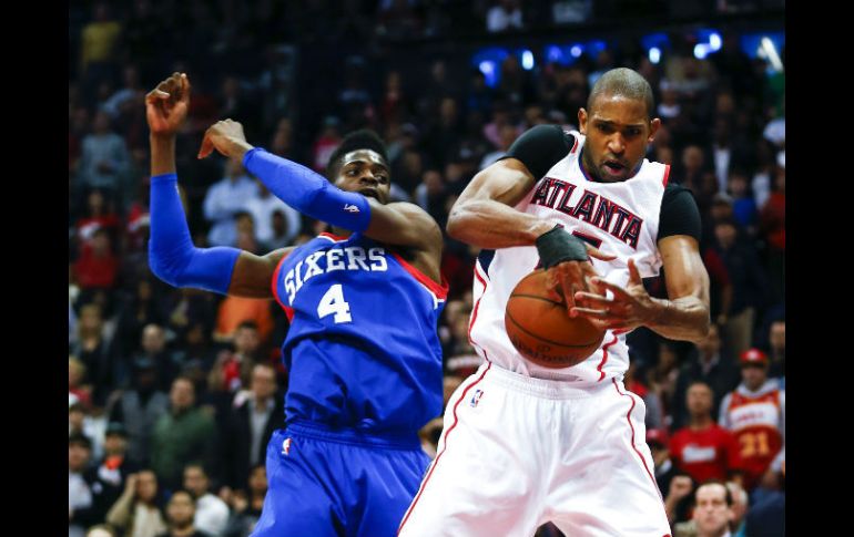 Al Horford (derecha) destacó en la ofensiva de los Hawks con 23 puntos. AP / J. Bazemore