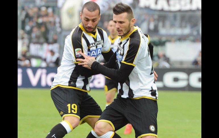 Cyril Thereau y Guilherme Dos en acción durante la serie A. EFE / Lancia