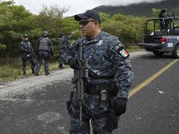 Hombres y mujeres avanzan en caravana a la zona conocida como 'El Maizal 2'. AFP / ARCHIVO