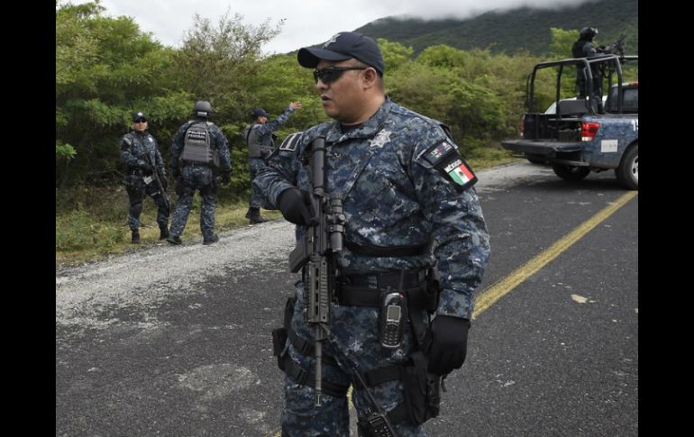 Hombres y mujeres avanzan en caravana a la zona conocida como 'El Maizal 2'. AFP / ARCHIVO