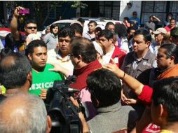 El gobernador Javier Duarte recorre la zona afectada en calle Mártires de Xalapa. TWITTER / @americozuniga