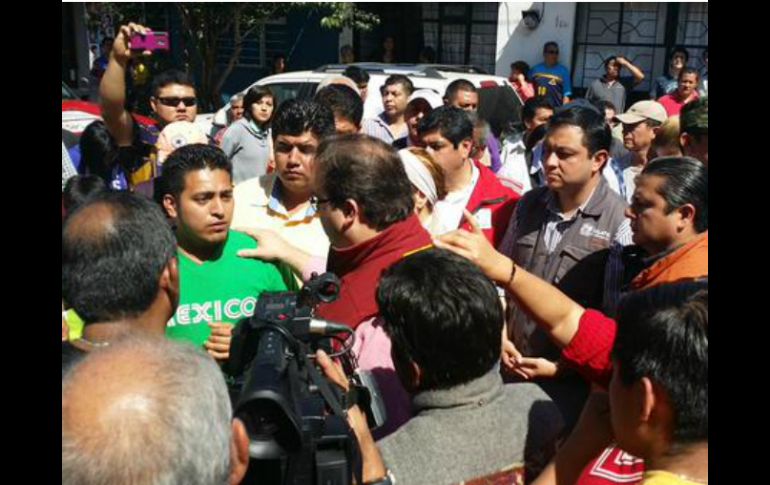 El gobernador Javier Duarte recorre la zona afectada en calle Mártires de Xalapa. TWITTER / @americozuniga