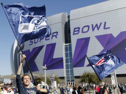 Fanáticos agitan banderas en apoyo a sus equipos. EFE / E. Lesser