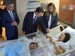 El jefe de gobierno capitalino (i) ya había visitado a algunos lesionados por el incidente en el Hospital Materno de Cuajimalpa. SUN / ESPECIAL