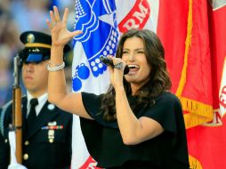 Idina Menzel interpreta el himno de EU previo al arranque del Super Bowl. AFP / R. Carr