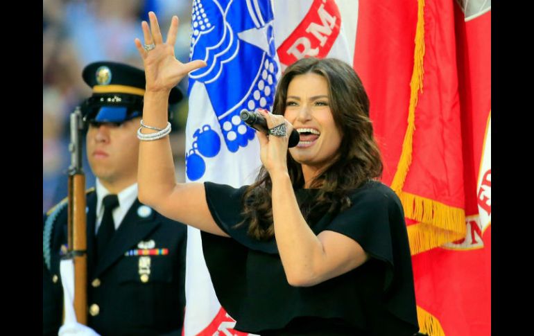 Idina Menzel interpreta el himno de EU previo al arranque del Super Bowl. AFP / R. Carr