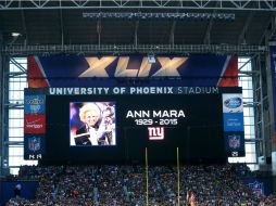 Los asistentes al XLIX Super Bowl, guardan un minuto de silencio en honor a la matriarca de la NFL. AFP / R. Martínez