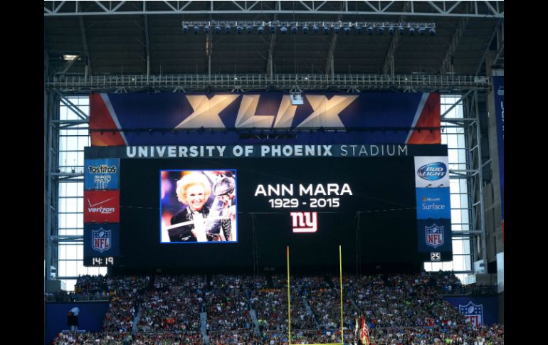 Los asistentes al XLIX Super Bowl, guardan un minuto de silencio en honor a la matriarca de la NFL. AFP / R. Martínez