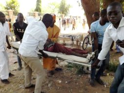 Trabajadores humanitarios evacúan a hombre herido tras ataque suicida que mató a siete personas en Potiskum, Nigeria. AFP / A. Abubakar