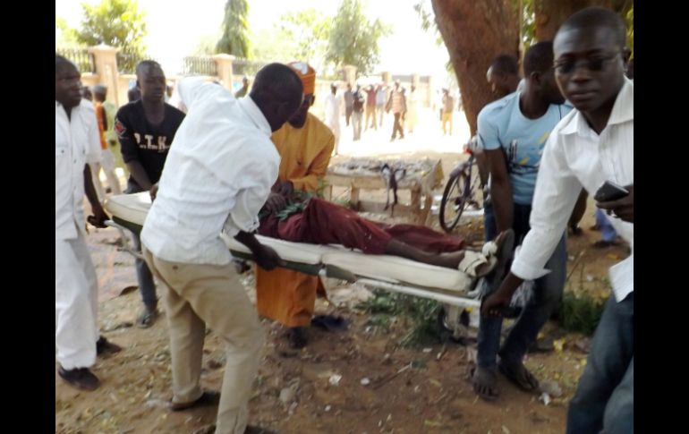 Trabajadores humanitarios evacúan a hombre herido tras ataque suicida que mató a siete personas en Potiskum, Nigeria. AFP / A. Abubakar