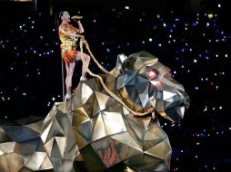 Katy Perry apareció en el escenario con un atuendo que simulaba llamas, a bordo de un tigre mecánico, mientras sonaba su tema 'Roar'. AFP / C. Petersen