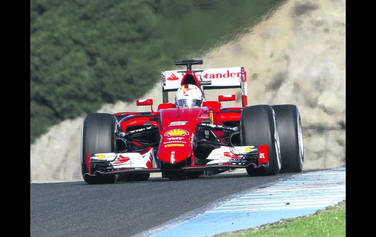 El piloto alemán de Ferrari, Sebastian Vettel, durante los entrenamientos de pretemporada del Mundial de Fórmula Uno. EFE /