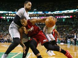 EMPUJE. Hassan Whiteside, del Heat de Miami, intenta pasar ante Jared Sullinger, de Celtic de Boston. AP /