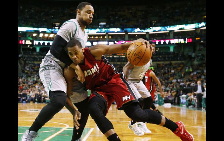 EMPUJE. Hassan Whiteside, del Heat de Miami, intenta pasar ante Jared Sullinger, de Celtic de Boston. AP /