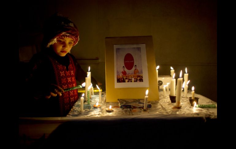 Una niña jordana prende una vela por los dos rehenes japoneses Haruna Yukawa y Kenji Goto. AP / N. Nasser