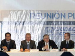 Agustín Carstens (2 d-i) participó en la reunión plenaria de diputados federales del PAN. NTX / C. Pereda