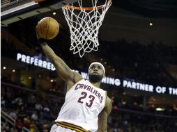 LeBron James colaboró con la causa al lograr 18 puntos. AP / M. Duncan