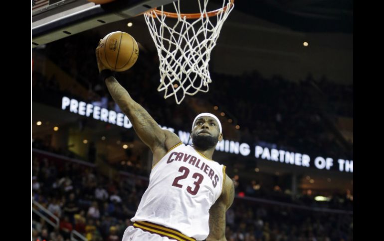 LeBron James colaboró con la causa al lograr 18 puntos. AP / M. Duncan