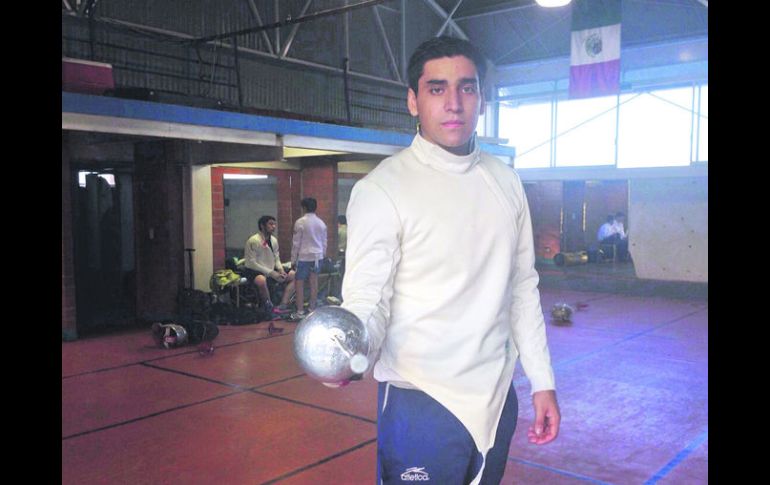 Code jalisco. Carlos Ávila se decidió por la práctica de la esgrima después de haber probado suerte en otros deportes. EL INFORMADOR / R. Alarcón